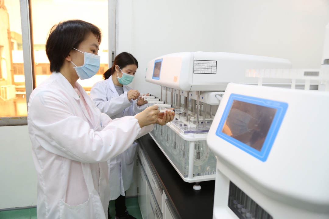 办公桌上的一瓶盐 ——可讲求也能够迁就的G22恒峰研发人董穗娟