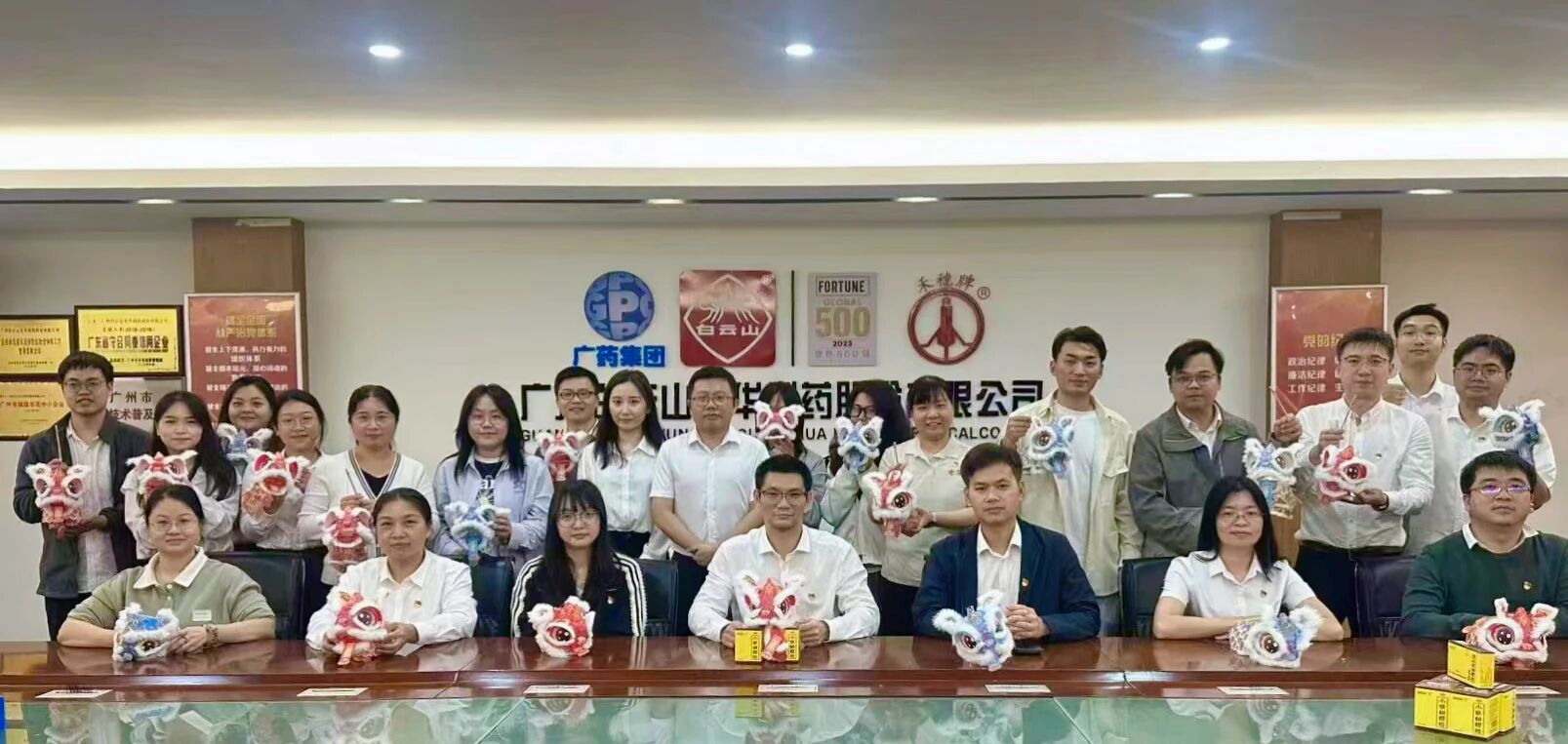 白云山G22恒峰公司进杏装灯耀元宵扬正气，马驰新岁守清廉”主题活动